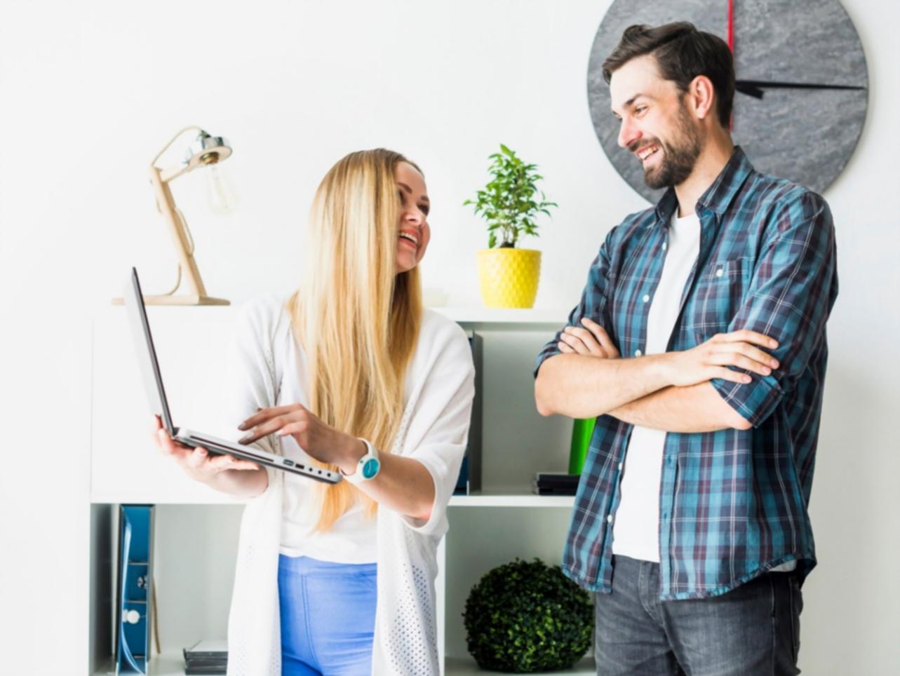 Detaillierte Analyse von Finanzdokumenten während der Budgetprüfungsvorbereitung